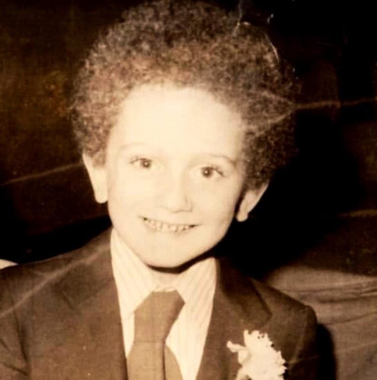 Ο τραγουδιστής Χρήστος Μενιδιάτης σε μικρή ηλικία