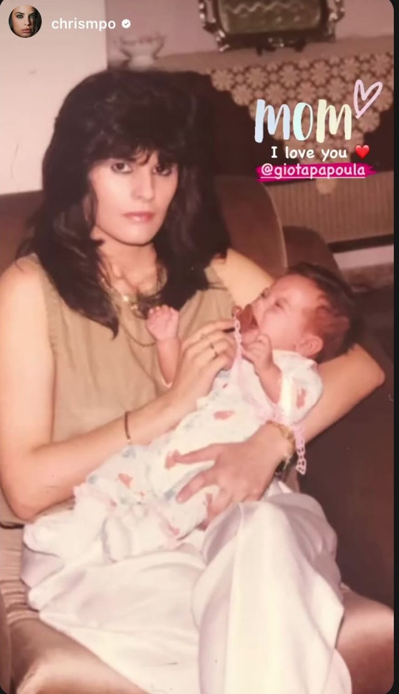 Η Χριστίνα Μπόμπα μωρό στην αγκαλιά της μαμάς της
