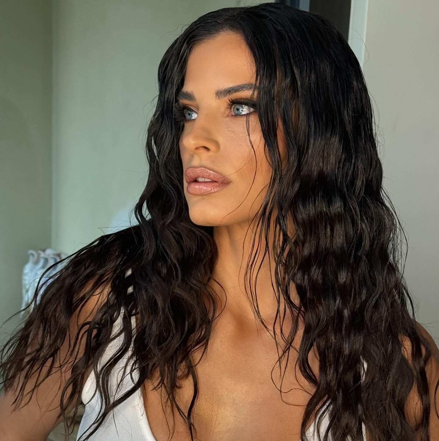 Η Χριστίνα Μπόμπα με wet look στα μαλλιά