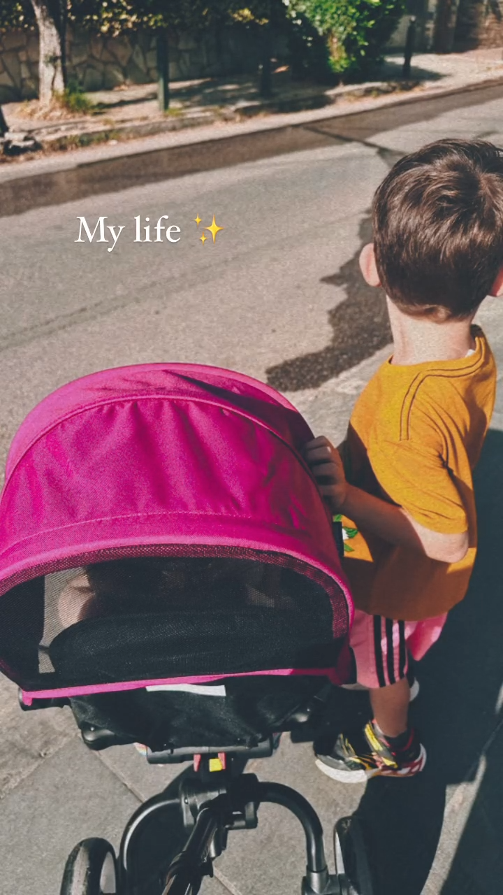 Η Αθηνά Οικονομάκου σε βόλτα με τα παιδιά της