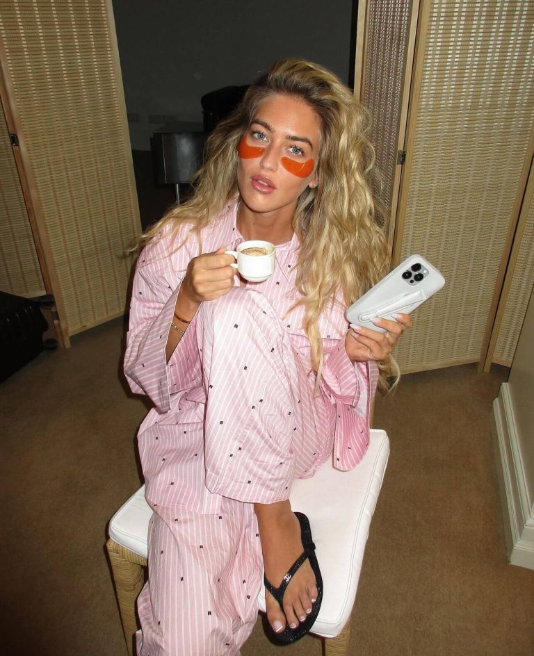 Ροζ σατινέ πιτζάμες