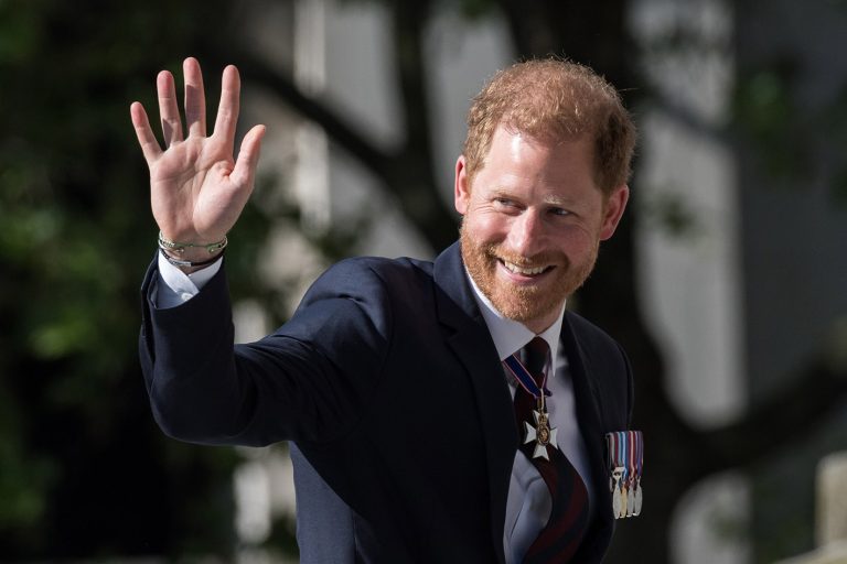 O πρίγκιπας Harry, Δούκας του Sussex χαιρετά το πλήθος που βρισκόταν έξω από τον ναό του Αγίου Παύλου.