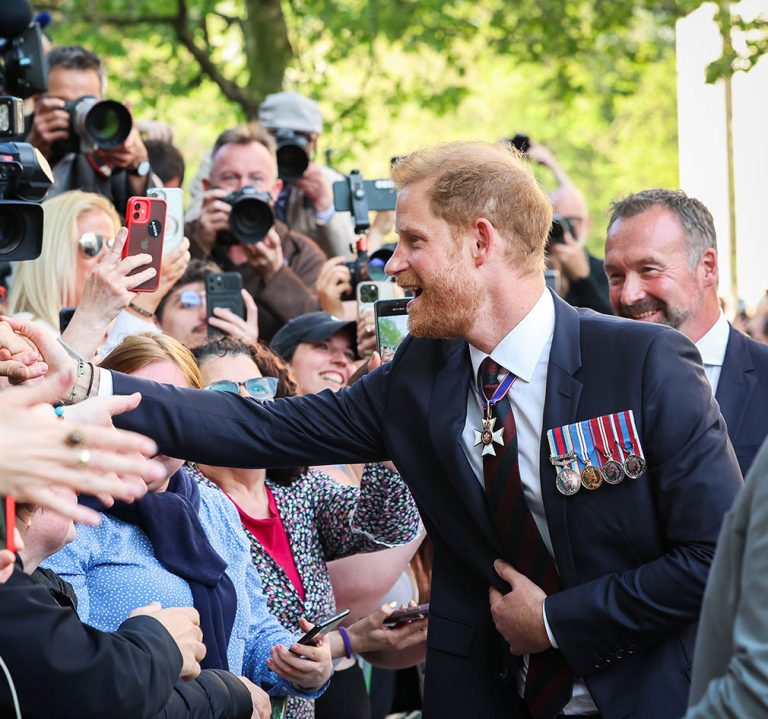 O πρίγκιπας Harry, Δούκας του Sussex χαιρετά το πλήθος που βρισκόταν έξω από τον ναό του Αγίου Παύλου.