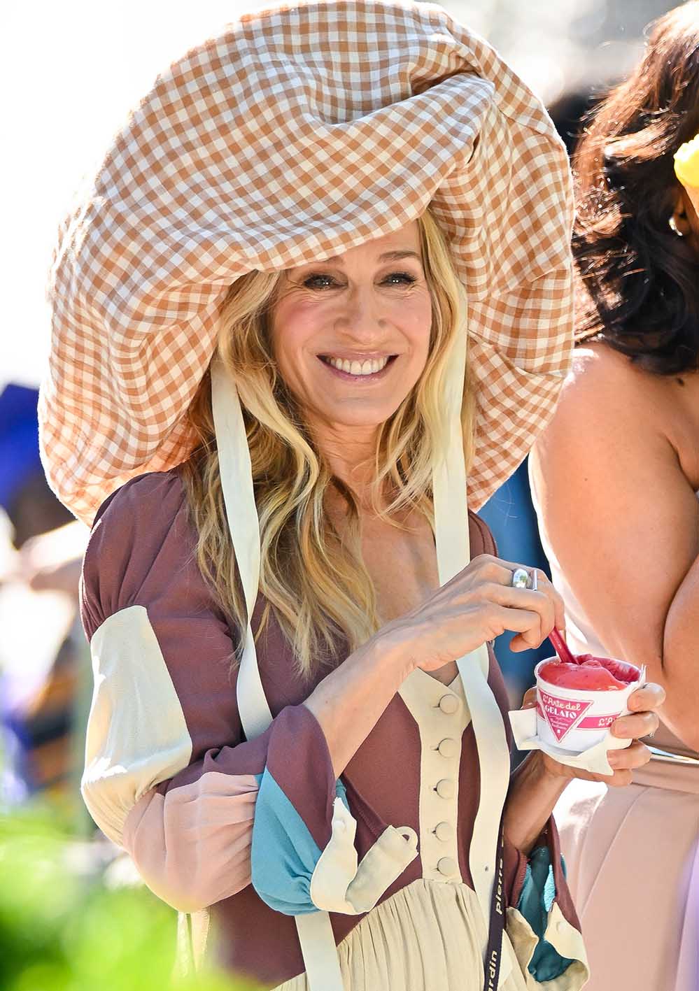 Η Sarah Jessica parker στα γυρίσματα της σειράς "And Just Like That..." Season 3, στη Νέα Υόρκη, στις 20 Μαΐου.