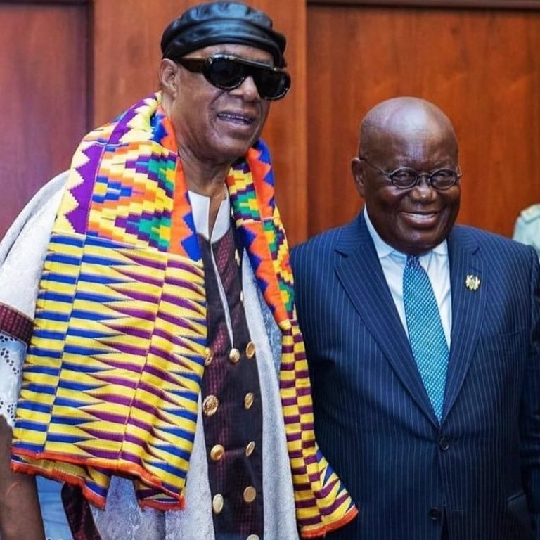 O Stevie Wonder με τον Nana Akufo-Addo στην τελετή που έλαβε την υπηκοότητα της Γκάνας