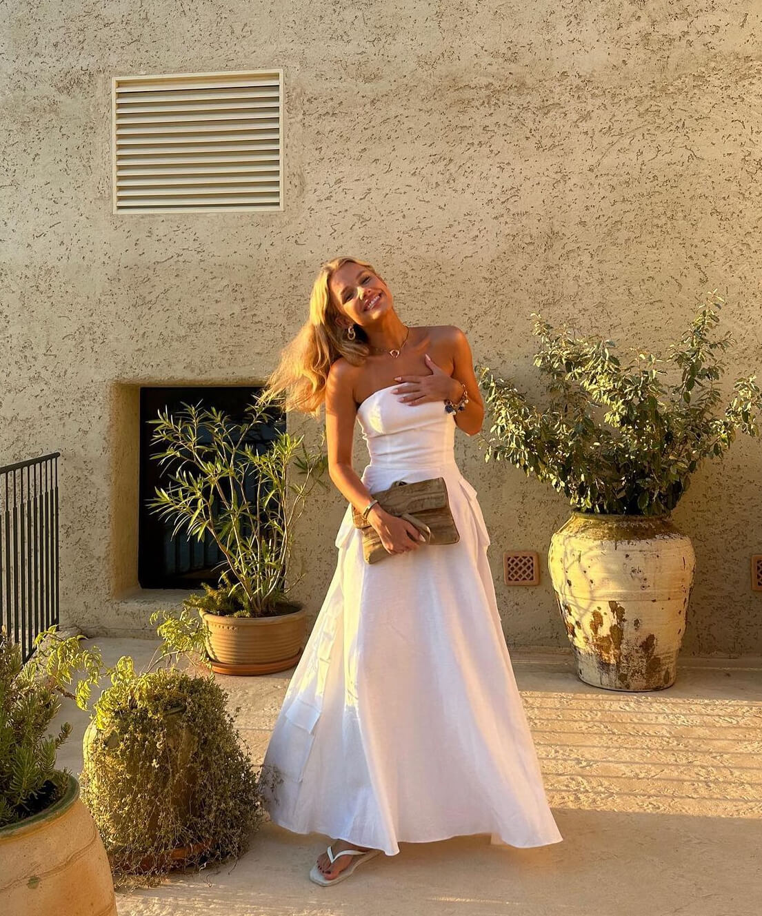 Μάξι λευκό φόρεμα με σανδάλια