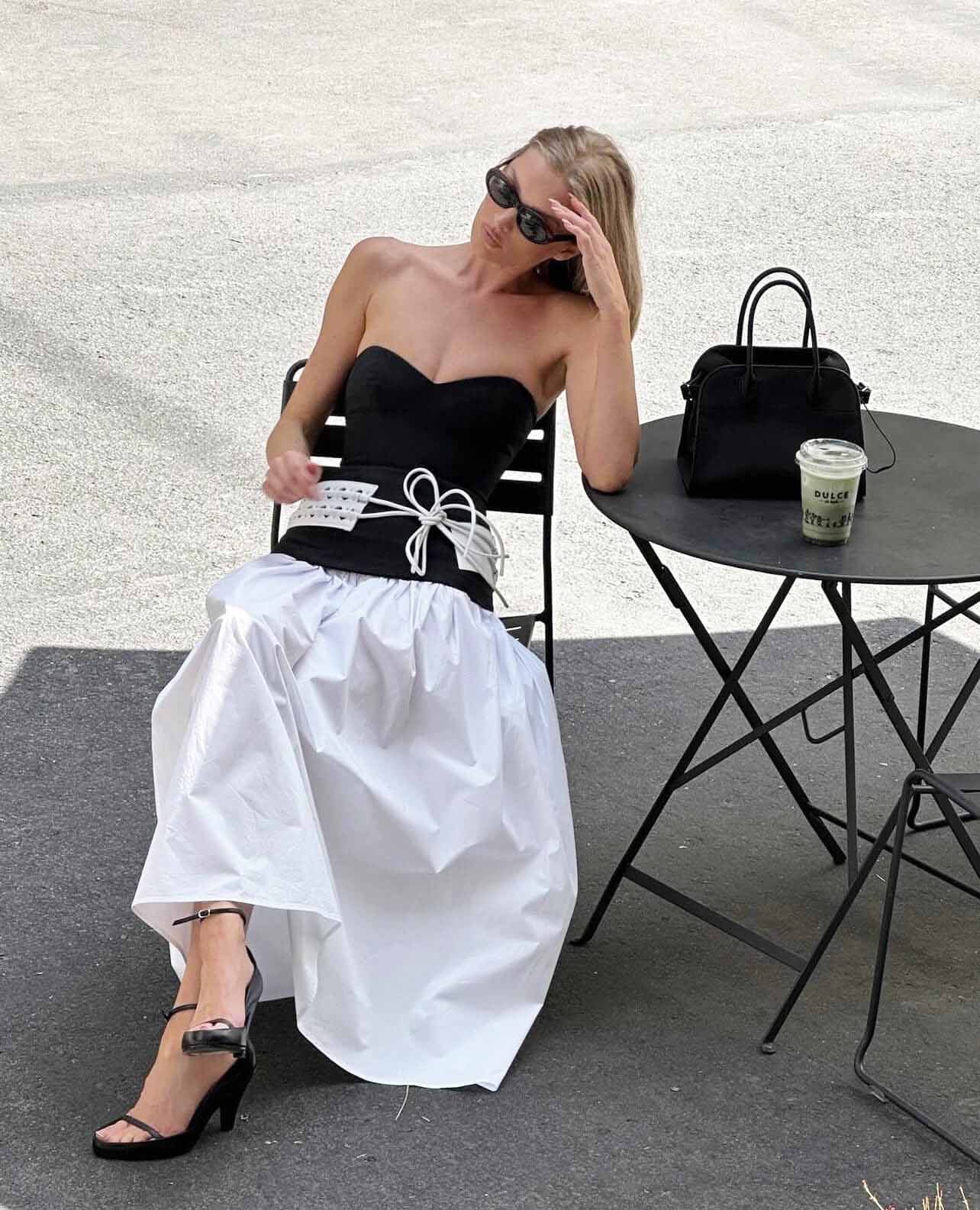 Καλοκαιρινό look με λευκή φούστα