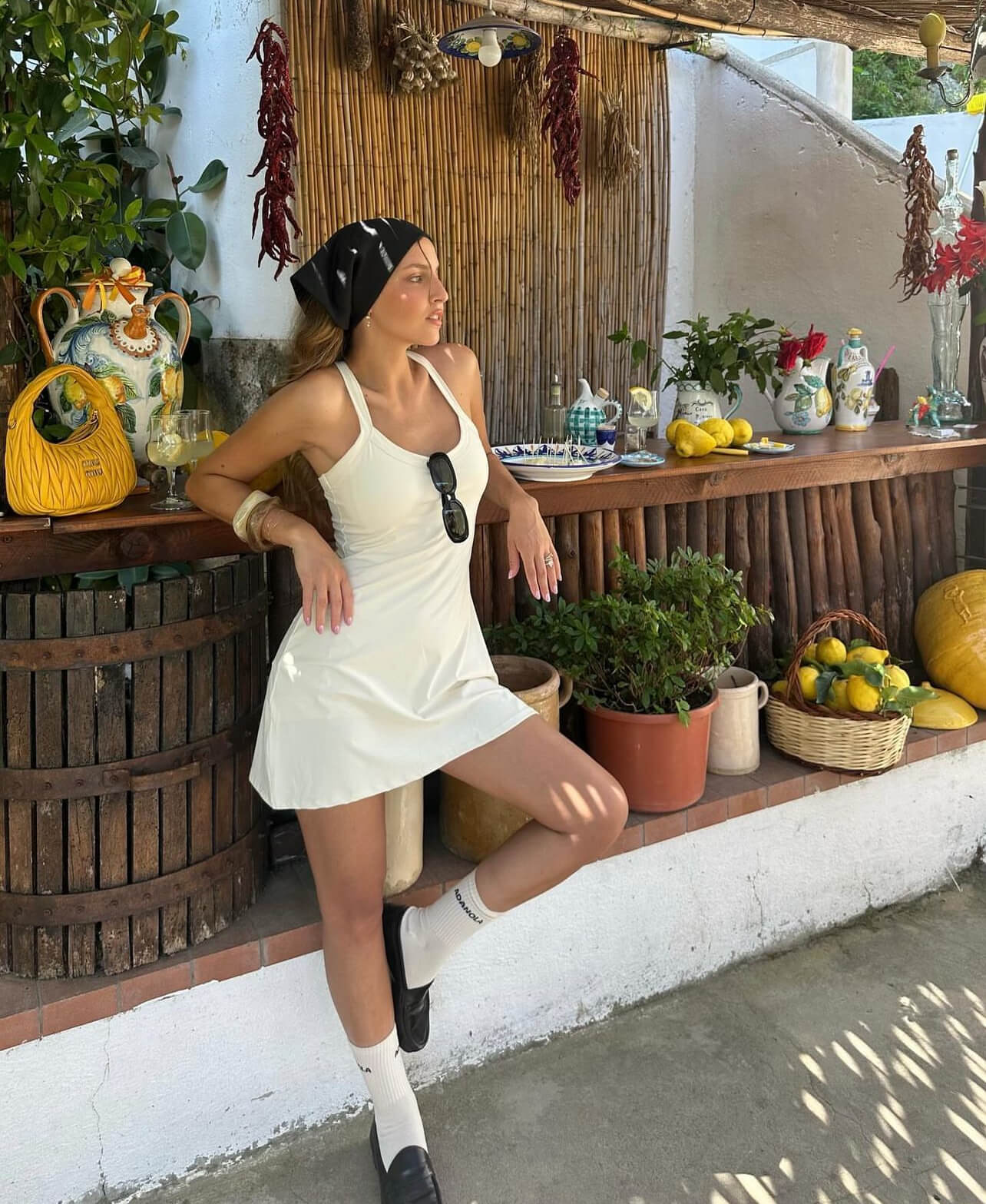 Λευκό μίνι φόρεμα με loafers και κάλτσες