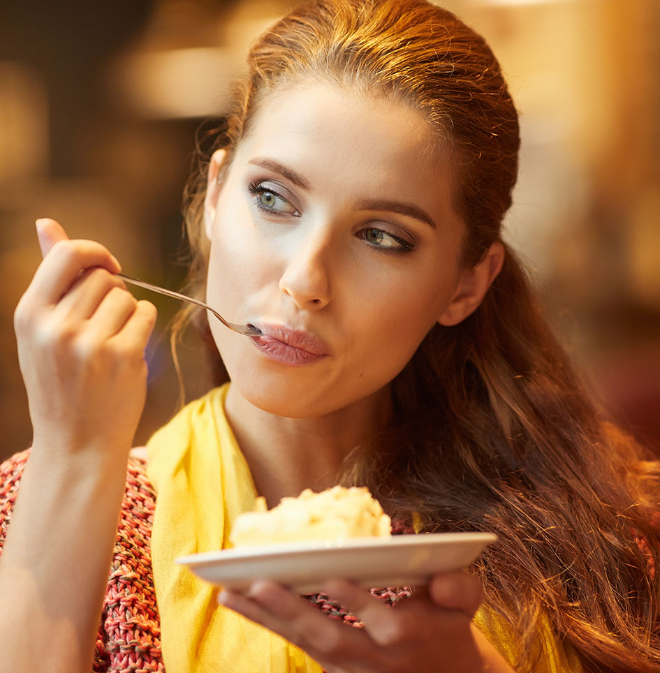Γυναίκα τρώει γλυκό
