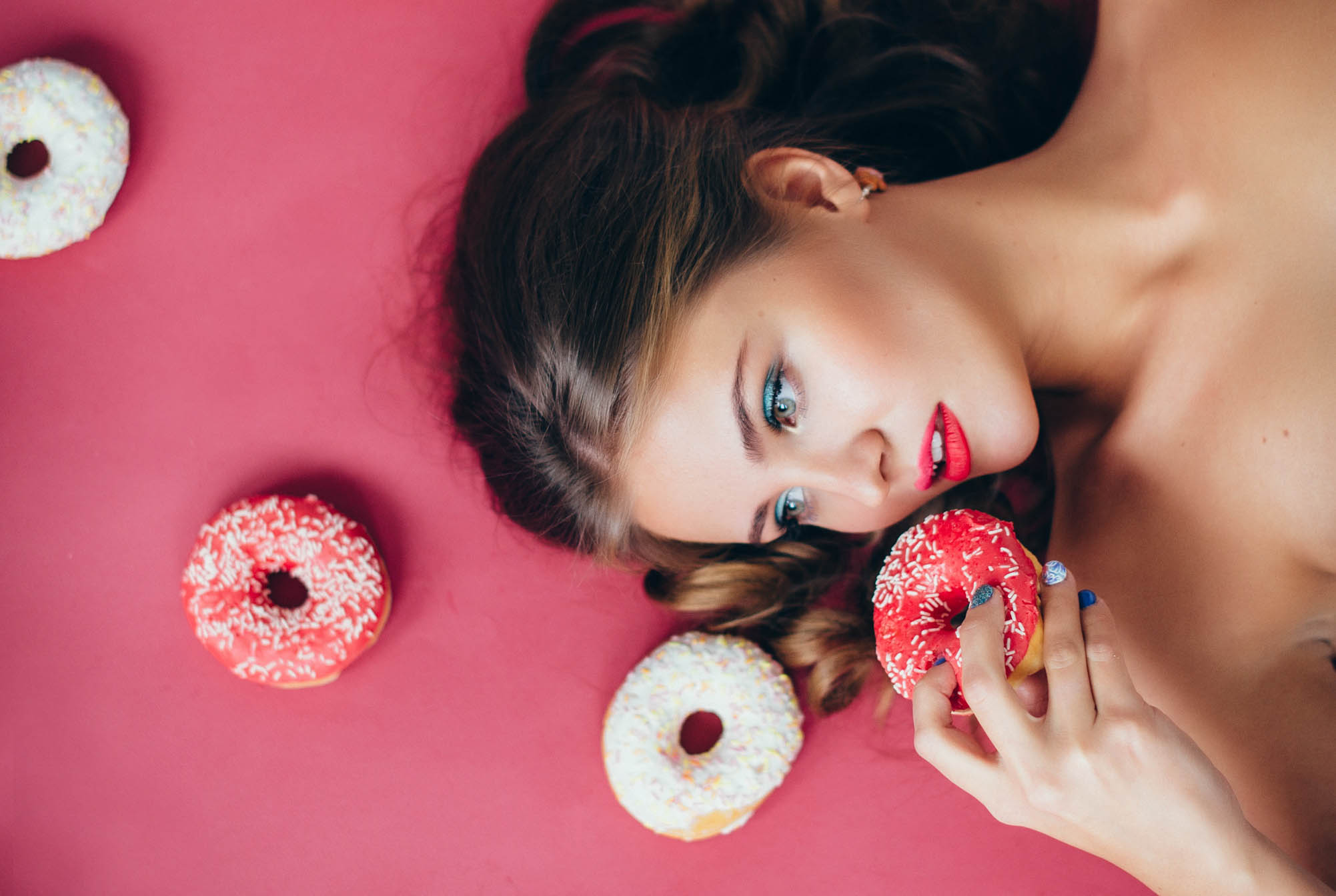 Γυναίκα τρώει γλυκό