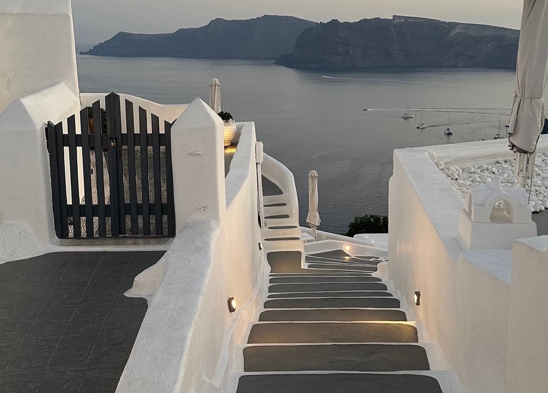 Στη Σαντορίνη η Claudia Schiffer