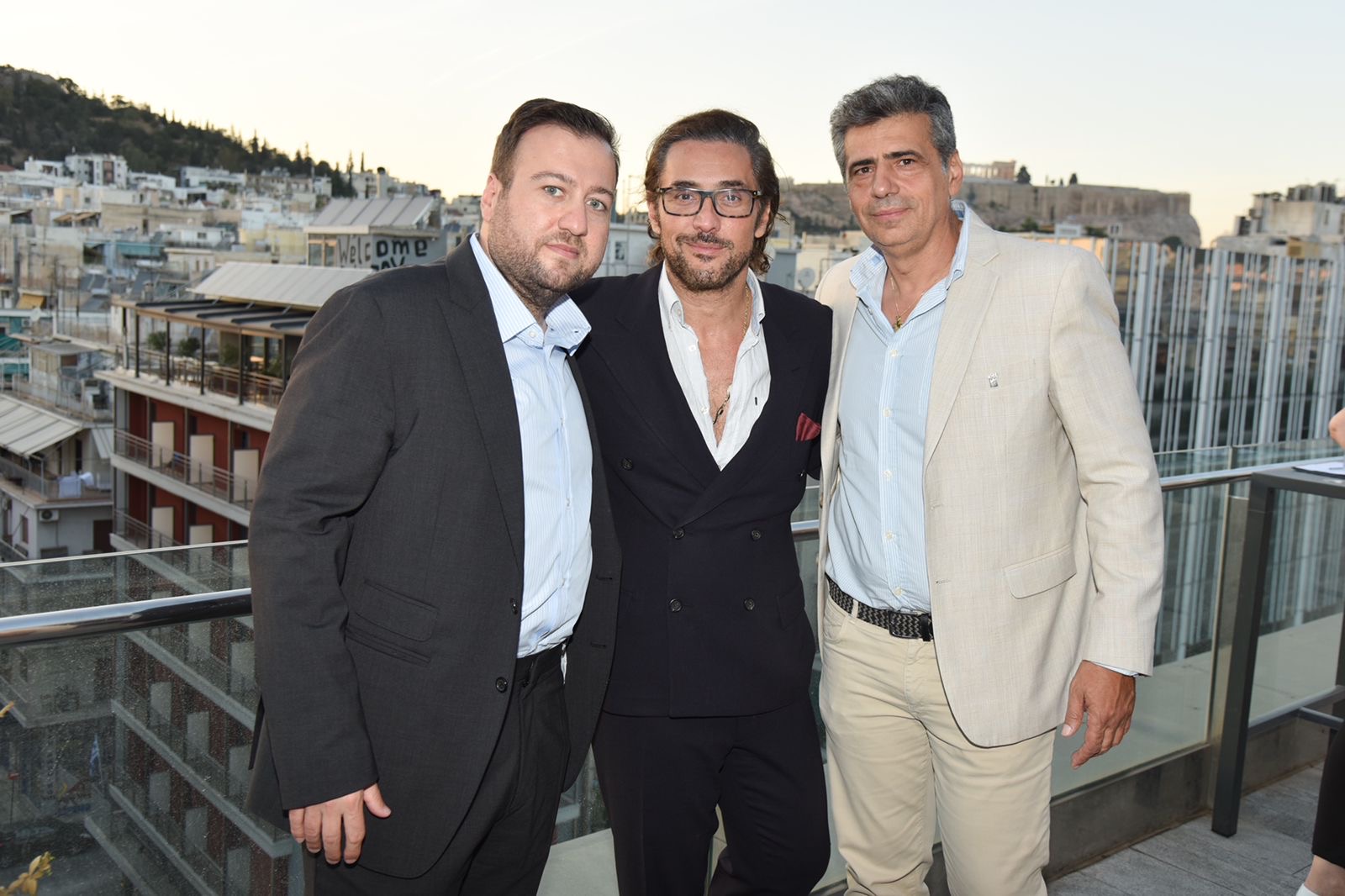 Ο Γρηγόρης Καποπουλος από την Gallery Kapopoulos Fine Arts, ο Χολιγουντιανός σταρ της ταινίας First Line-Προμάχος Παντελής Κοντογιάννης και ο Κωνσταντίνος Σπανός.