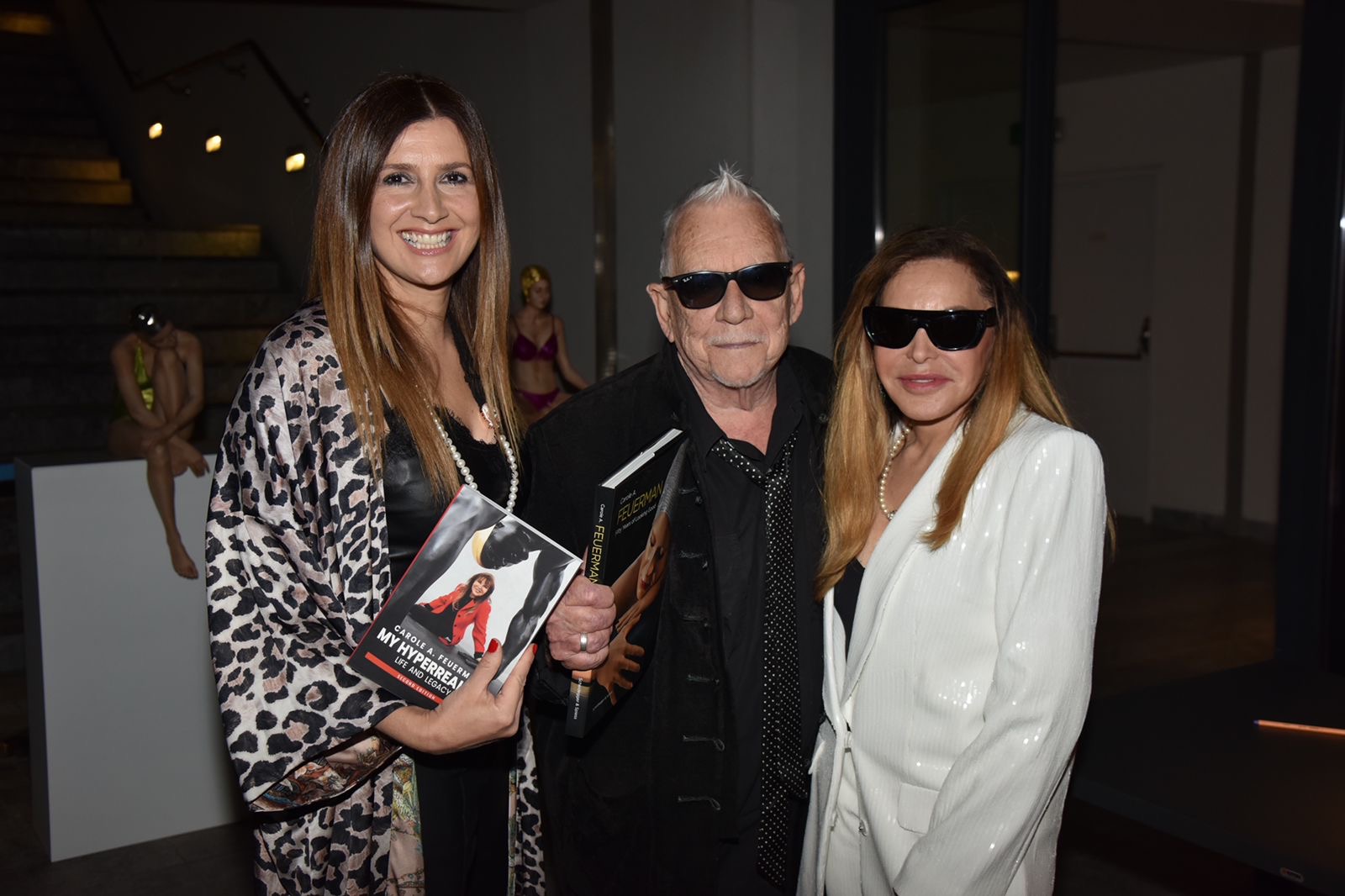 Η Μαριάνα Προέστου-Burdon με τον σύζυγό της διάσημο τραγουδιστή των Animals Eric Burdon και την Carole Feuerman.