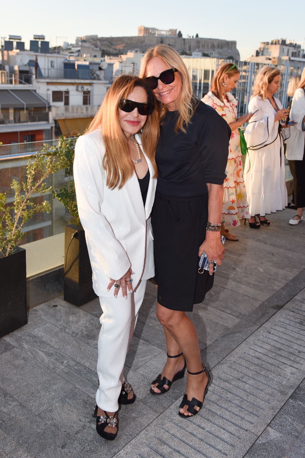 Η Carole Feuerman και η Μέμα Σιμονετάτου.