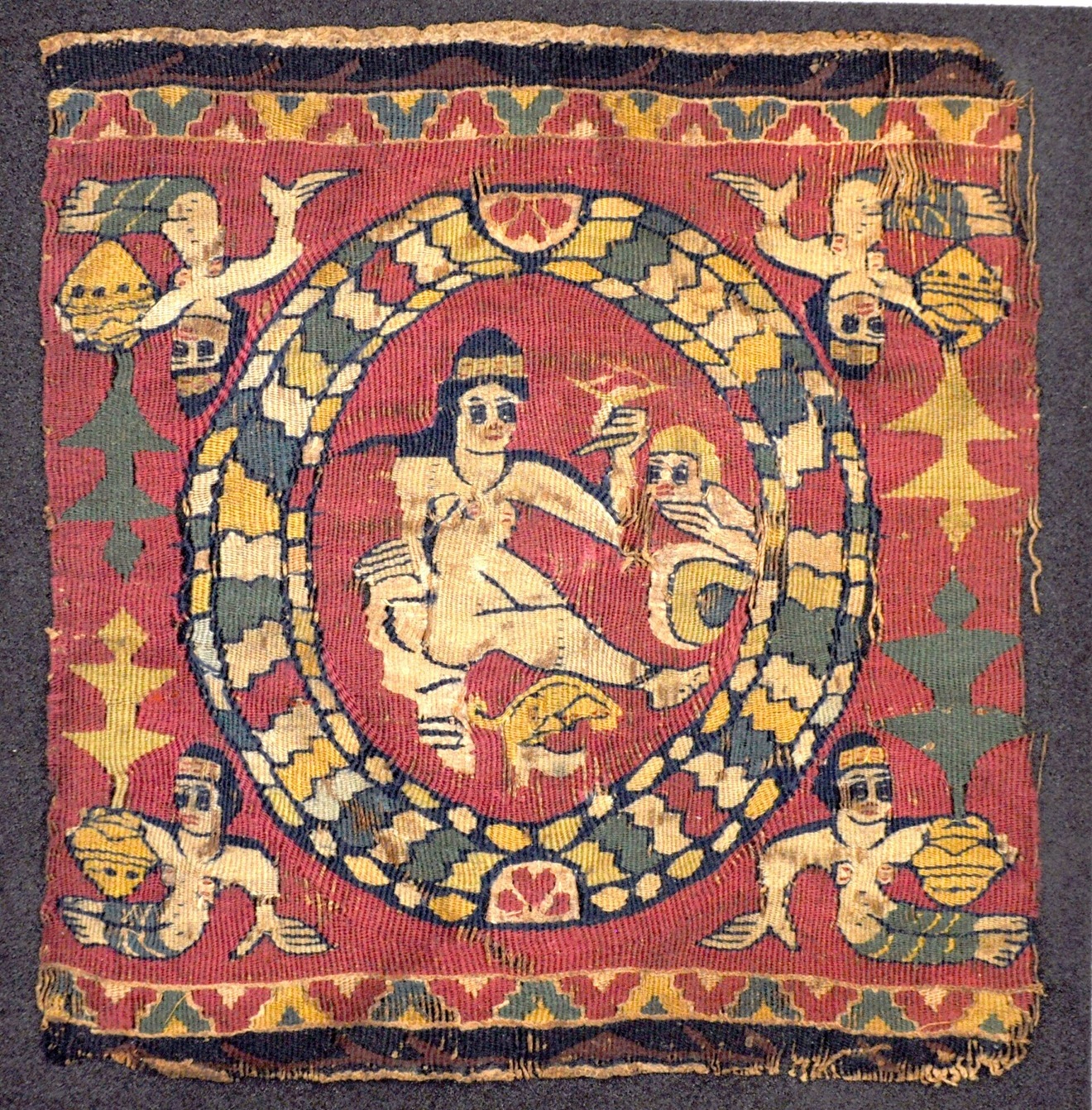 Πολύχρωμο κοπτικό ύφασμα, που απεικονίζει γυμνή γυναικεία μορφή με τη συνοδεία της