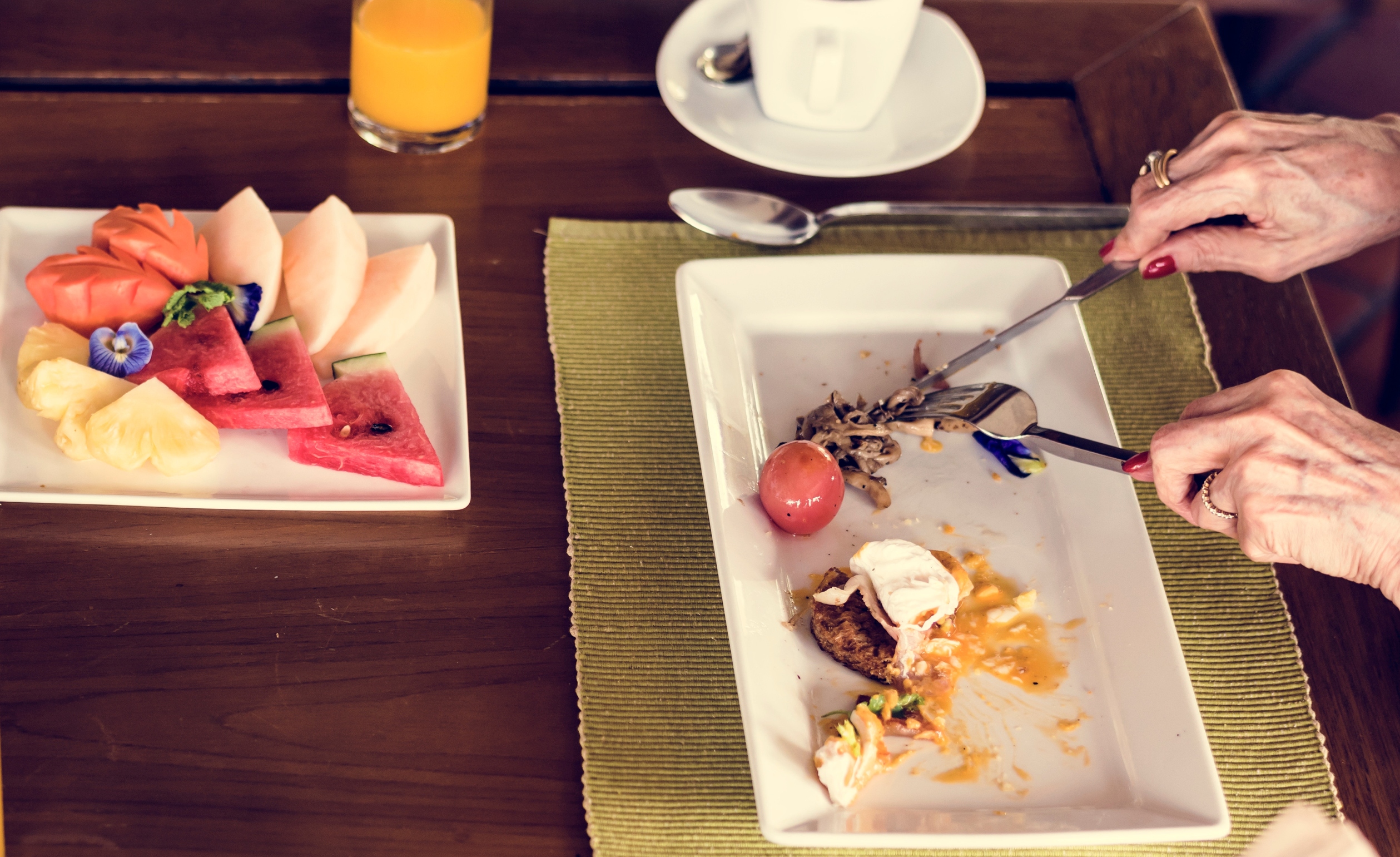 Οι γυναίκες, προσπαθώντας να τρώνε πιο «ελαφριά», μειώνουν τις θερμίδες, αλλά μαζί μειώνονται και οι πρωτεΐνες