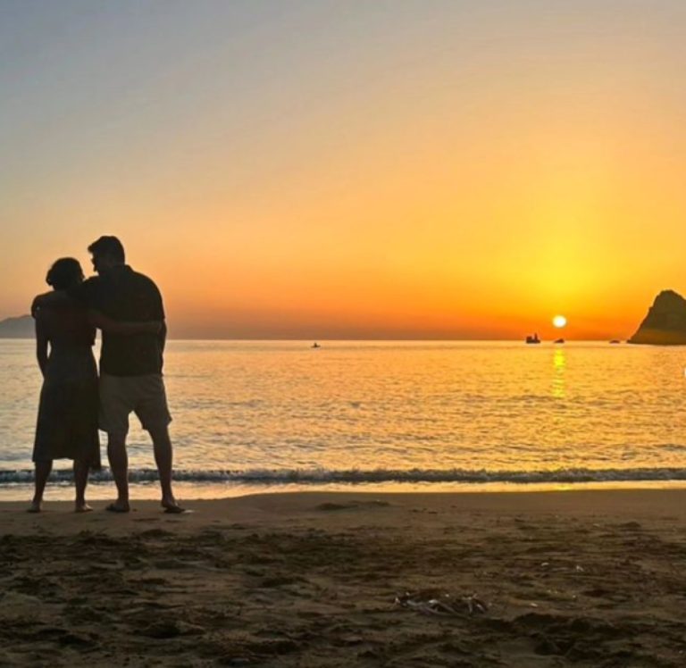 Η Χριστίνα Βραχάλη αγκαλιά με τον σύντροφό της στην Κίμωλο