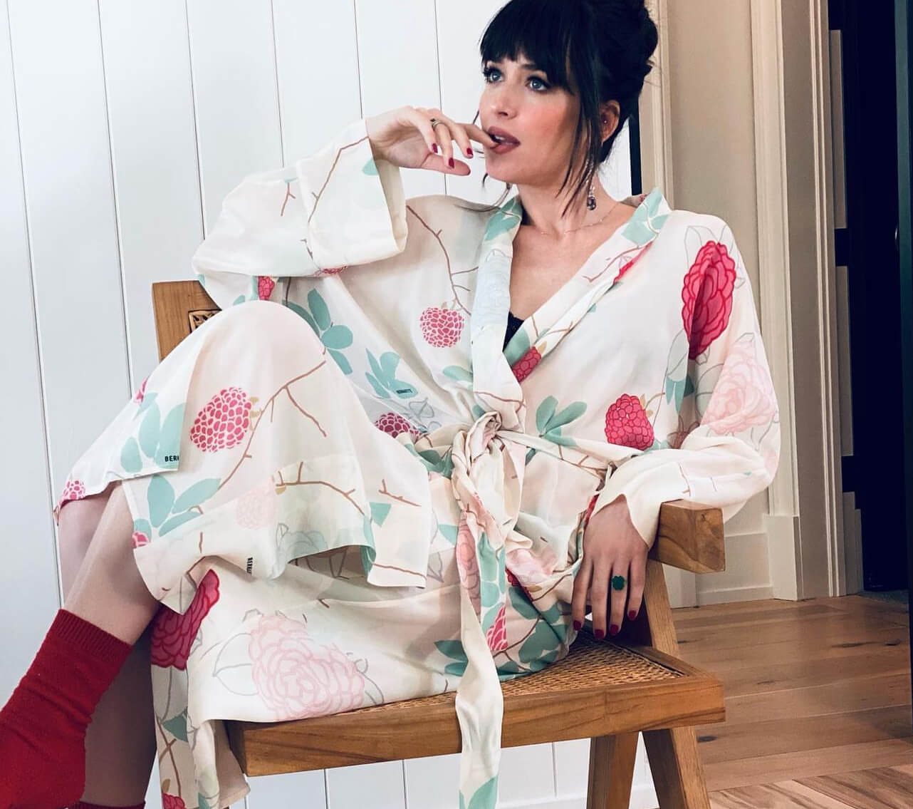 Η Dakota Johnson με ρόμπα