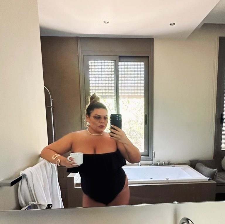 Η Δανάη Μπάρκα με μαγιό