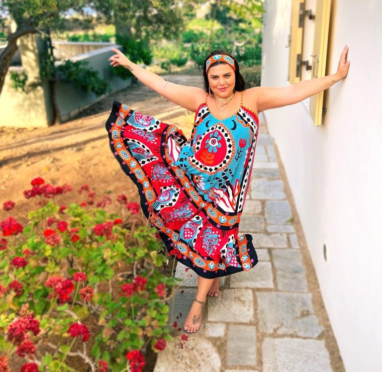 Η Δανάη Μπάρκα με καλοκαιρινό φόρεμα