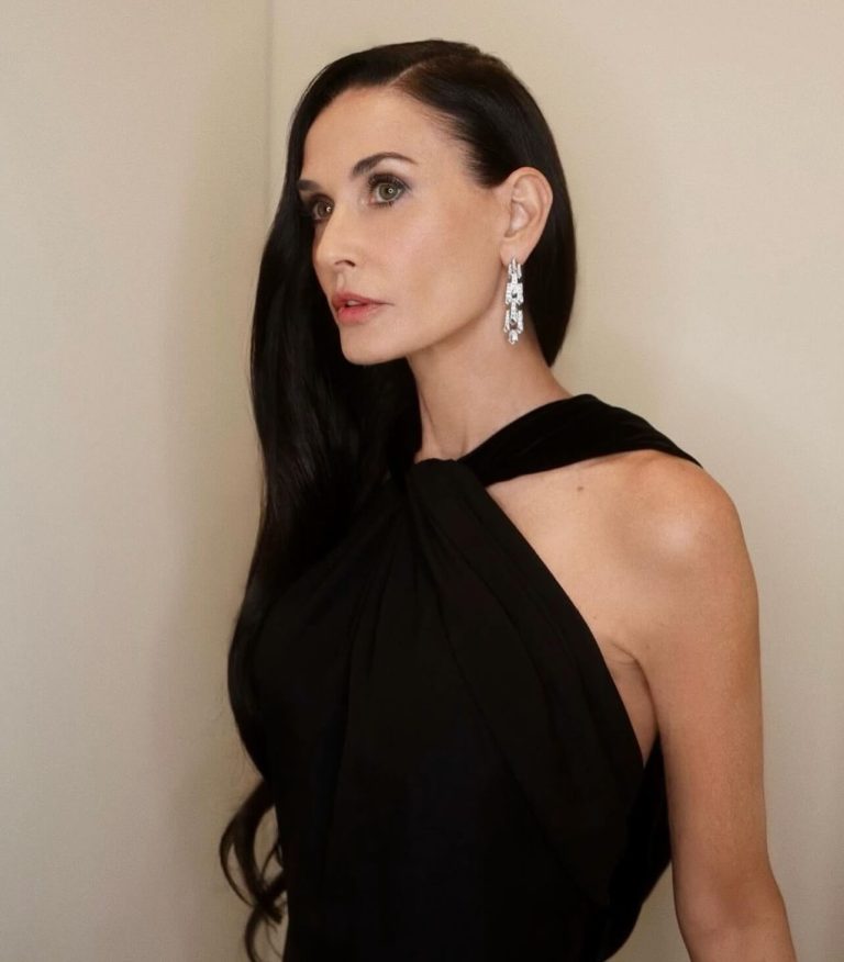 Η Demi Moore με μαύρο φόρεμα