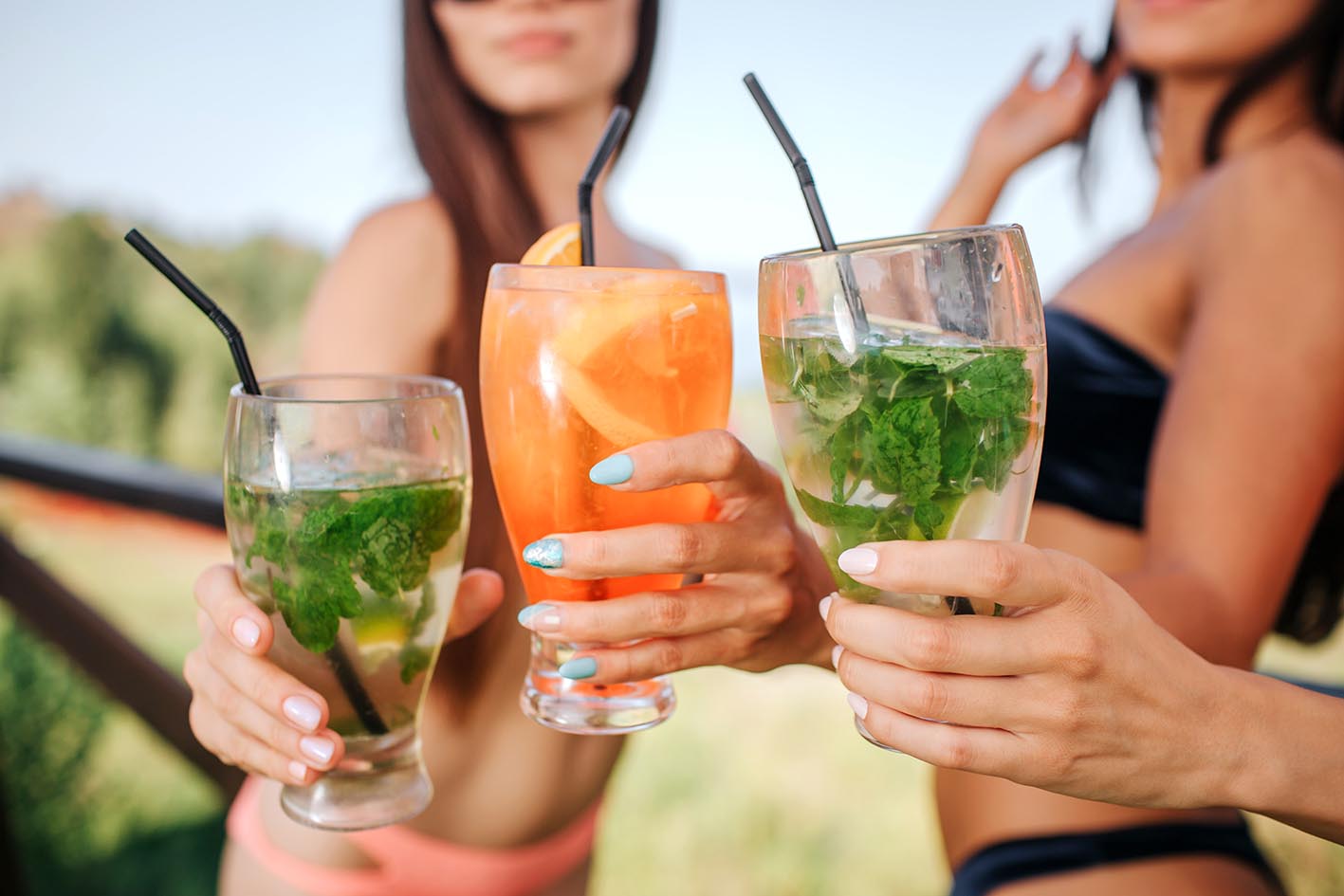Γυναίκες με καλοκαιρινά ποτά