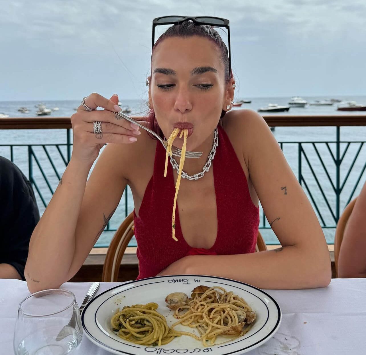 Η Dua Lipa τρώει μακαρονάδα