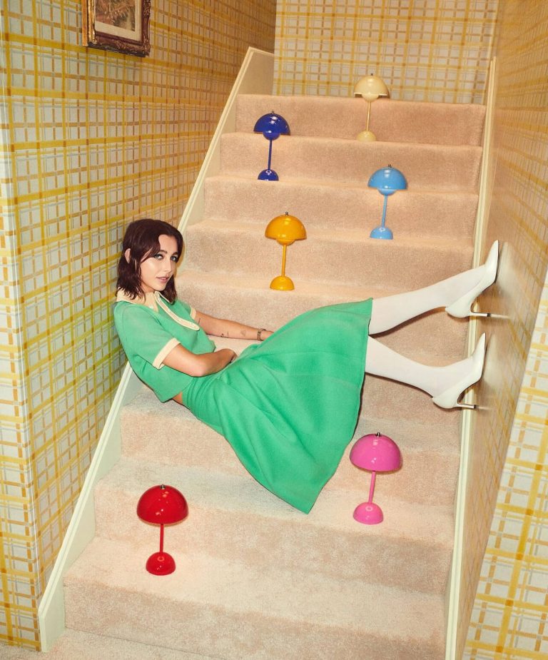 H Emma Chamberlain με πράσινο σετ