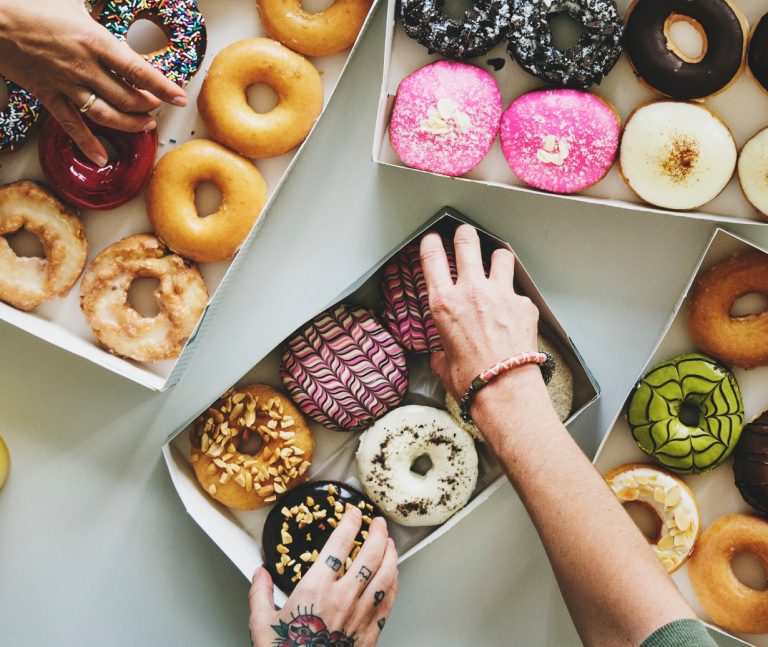 Κέρασμα donuts για γιορτή