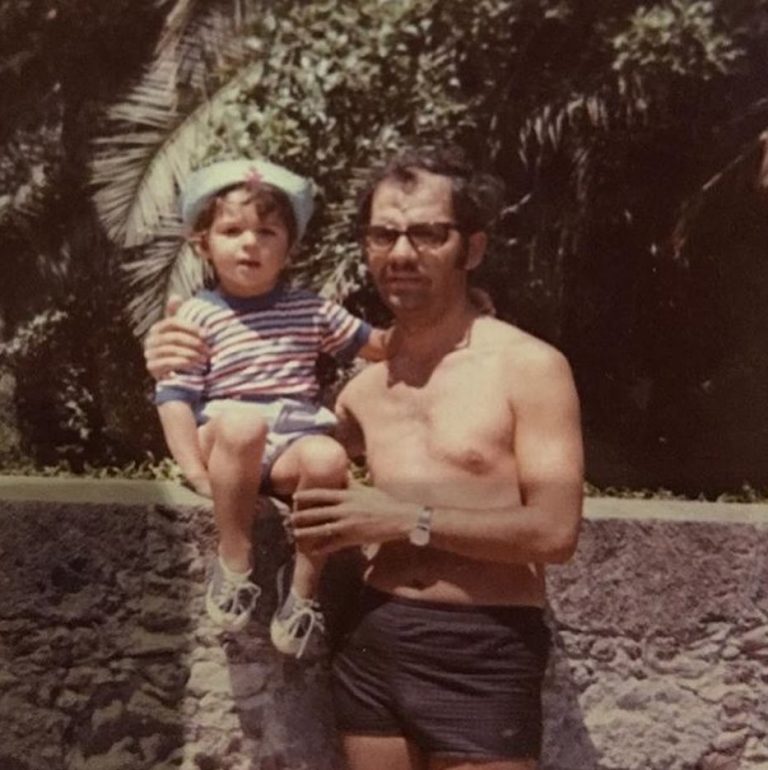 Ο Γιώργος Λιάγκας μικρός στην αγκαλιά του πατέρα του