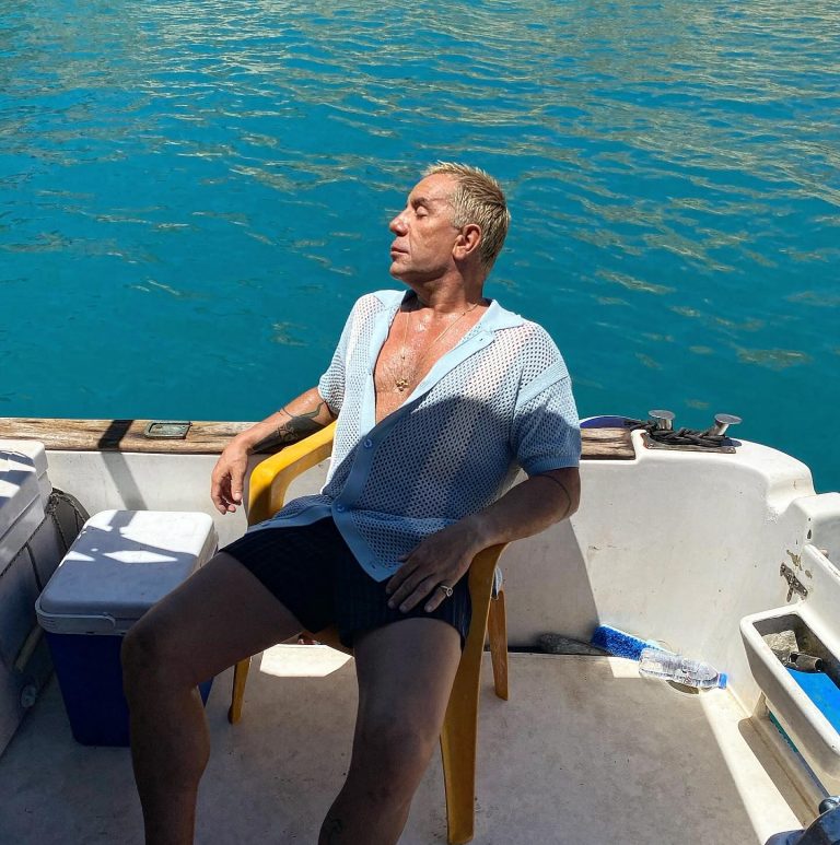 Ο Γιώργος Μαζωνάκης στη θάλασσα