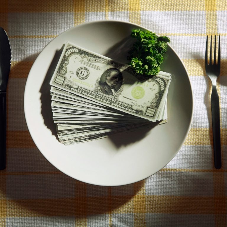 Δολάρια σε πιάτο