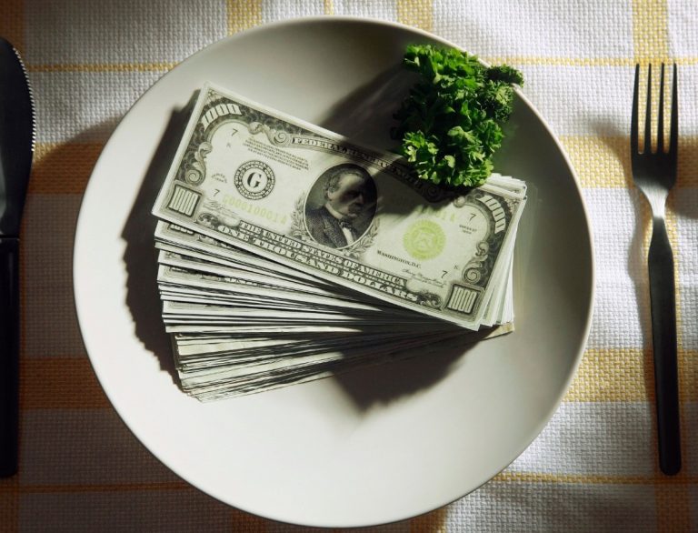 Δολάρια σε πιάτο