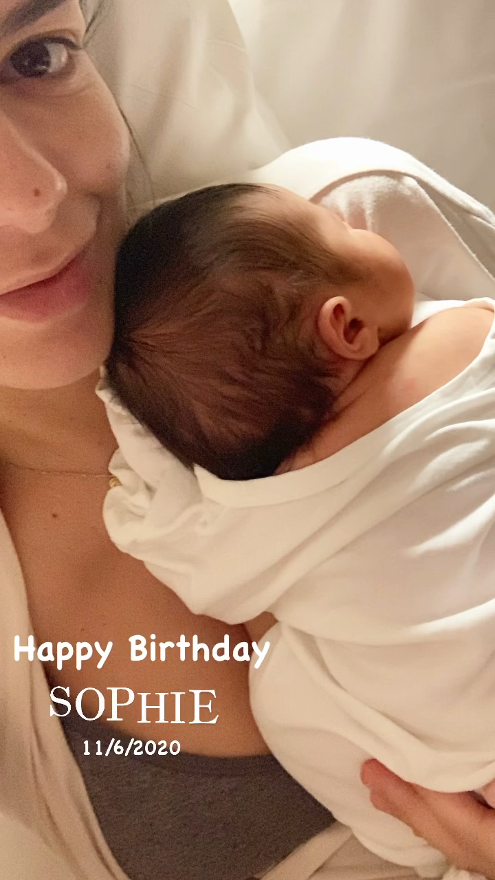 H Νικολέττα Ράλλη με την κορούλα της μωρό