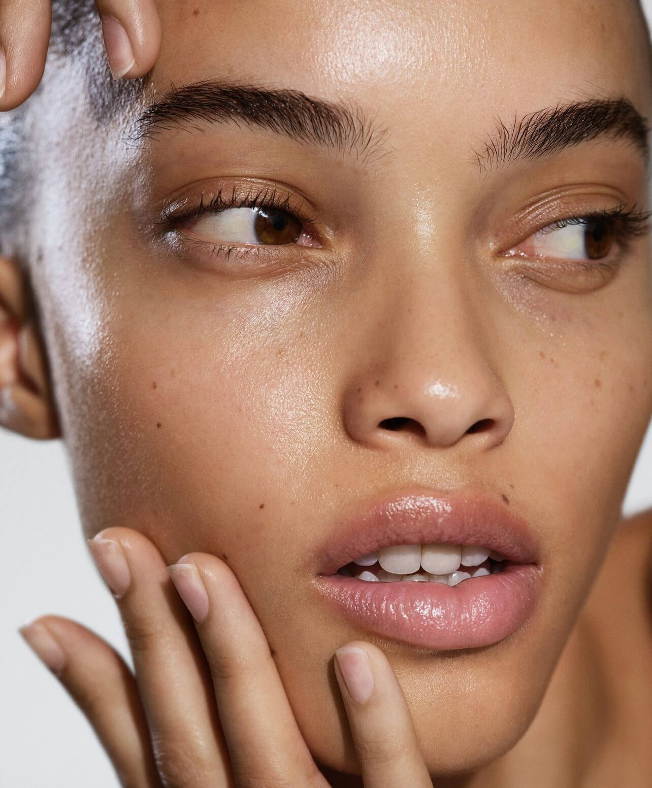 Καθαρό πρόσωπο χωρίς μακιγιάζ