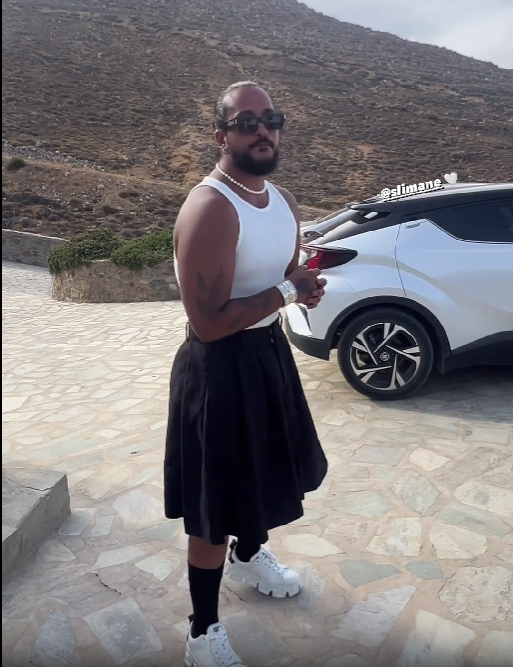 O Slimane στη Μύκονο με φούστα