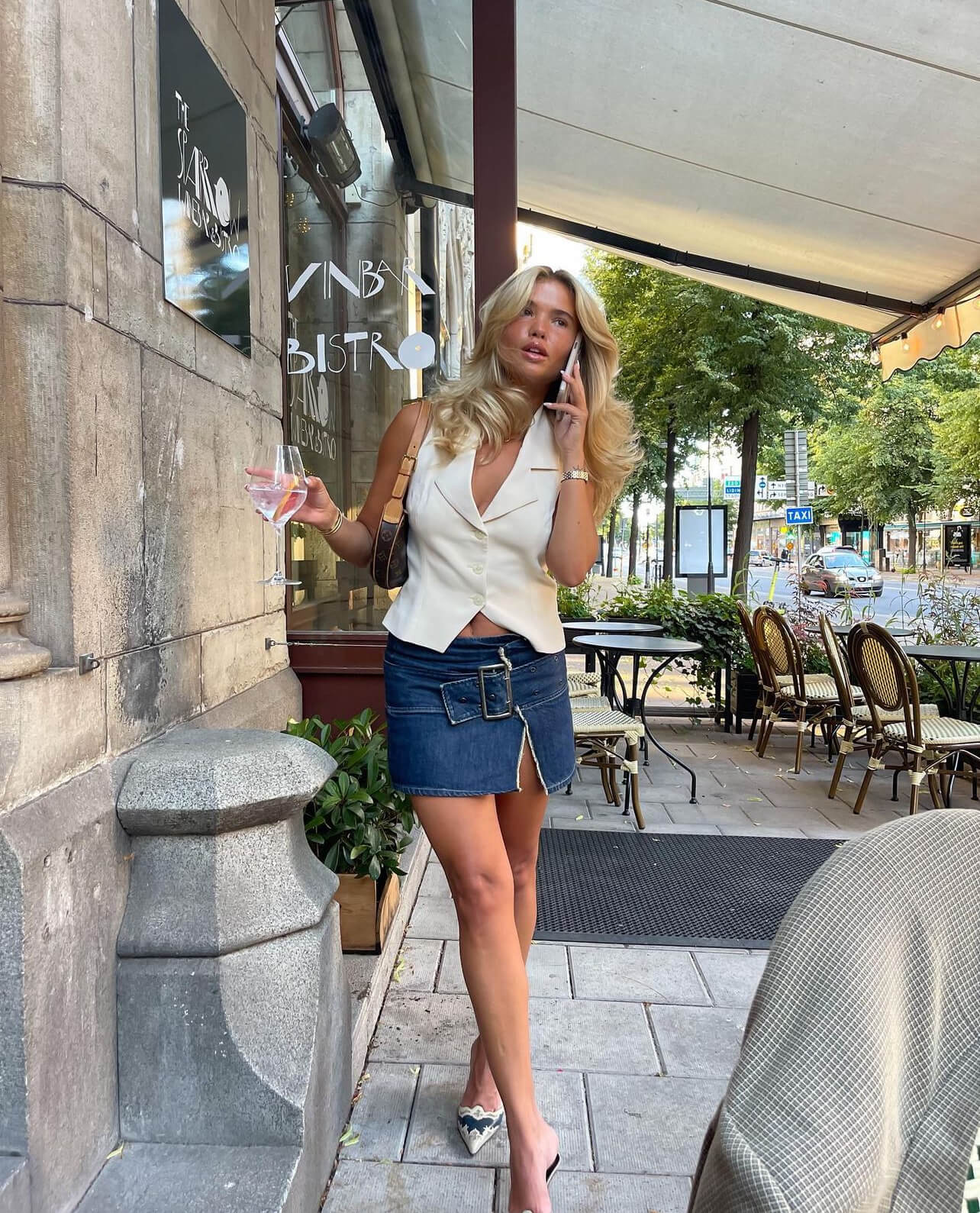 Καλοκαιρινό σύνολο με μίνι τζιν φούστα