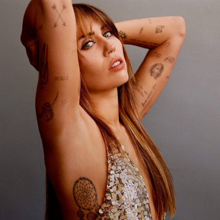 Η Miley Cyrus φωτογραφίζεται για το περιοδικό W -