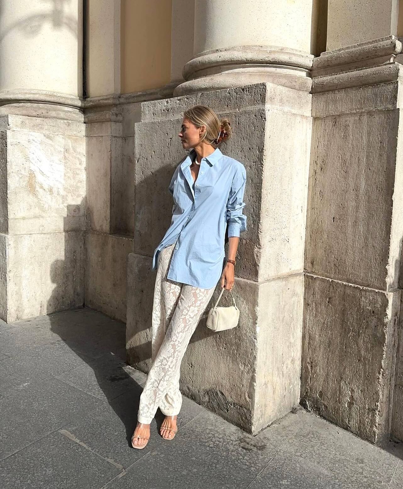 Παντελόνι από δαντέλα με γαλάζιο πουκάμισο