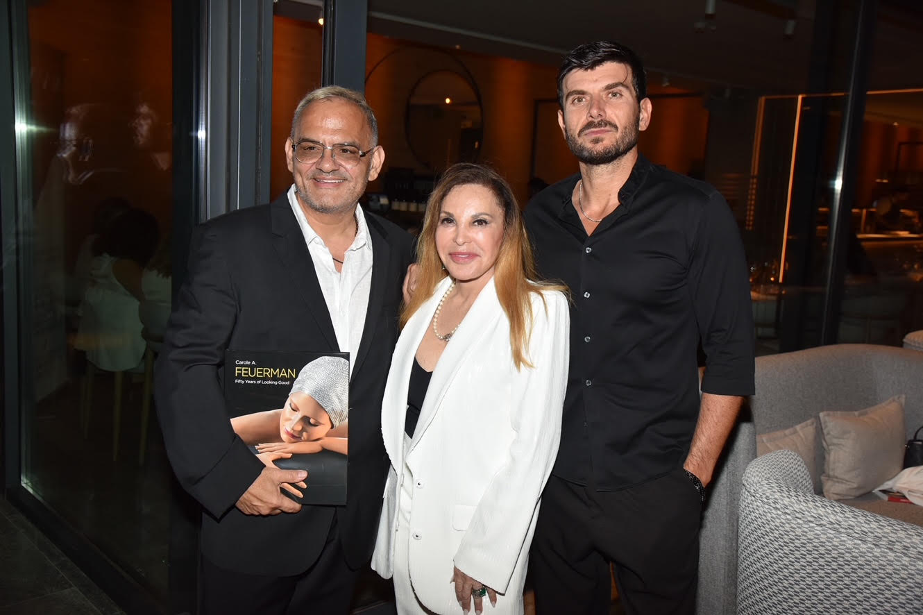 Οι ιδιοκτήτες του Nyn Esti, Χρηστος Αθανασιαδης και Μάνος Γαβράς με την εικαστικό Carole Feuerman