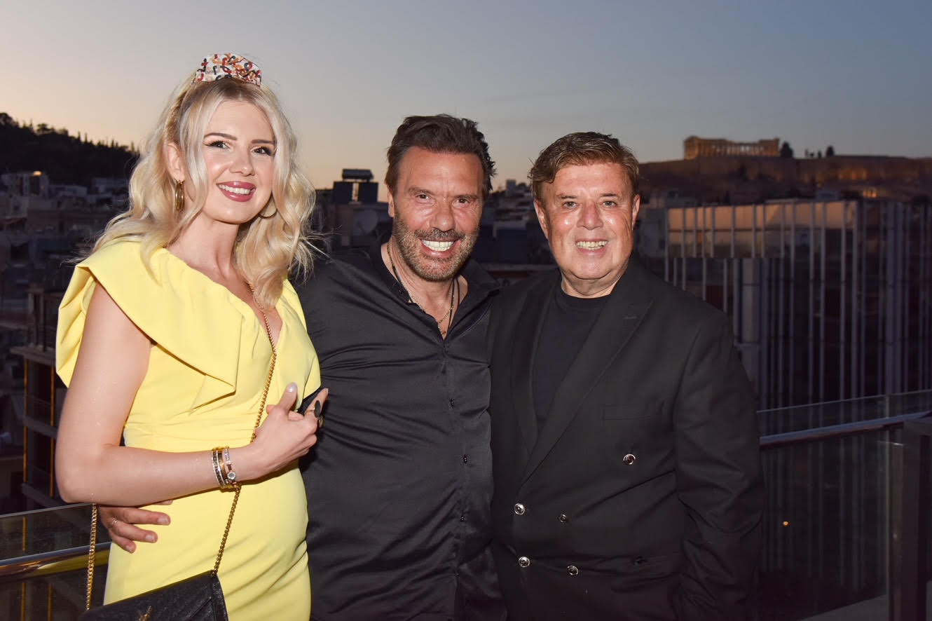 H Σοφία Μαριόλα με τον Στράτο Τζώρτζογλου. Μαζί τους ο συλλέκτης Ανδρέας Μάνεσης.