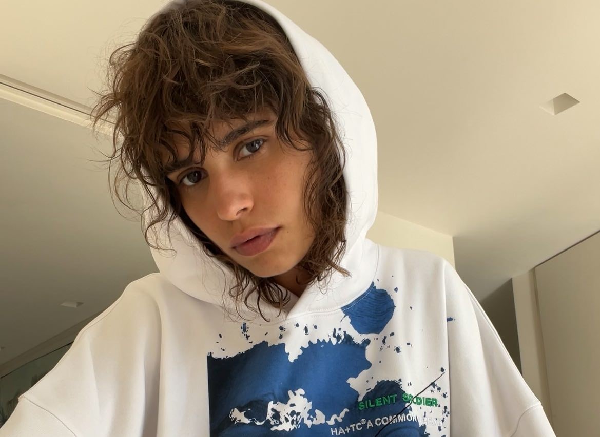 κοντές κουπ για σγουρά μαλλιά