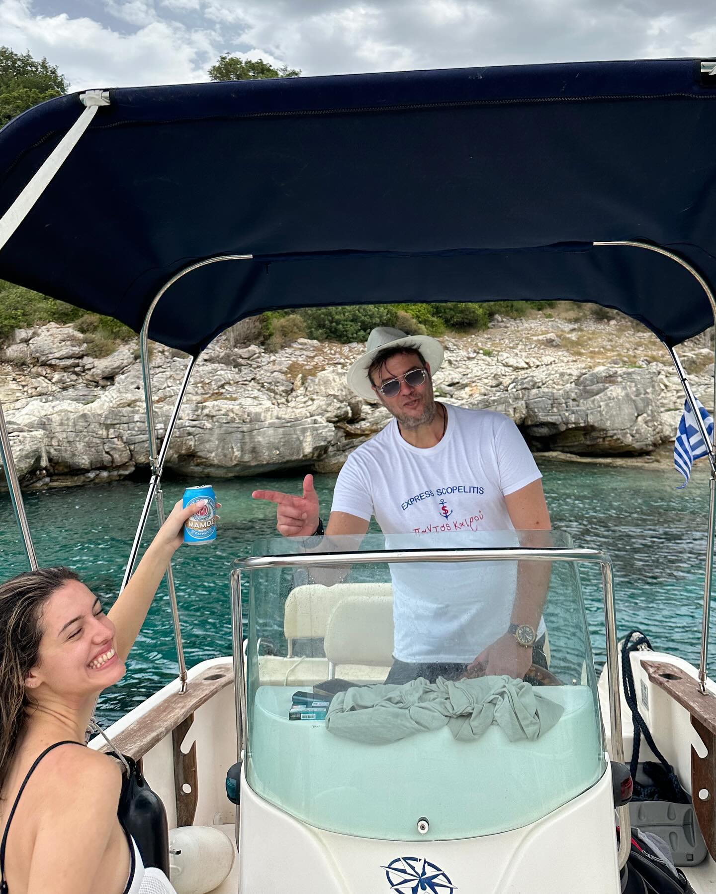 Ο Λάμπης Λιβιεράτος σε σκάφος με την κόρη του