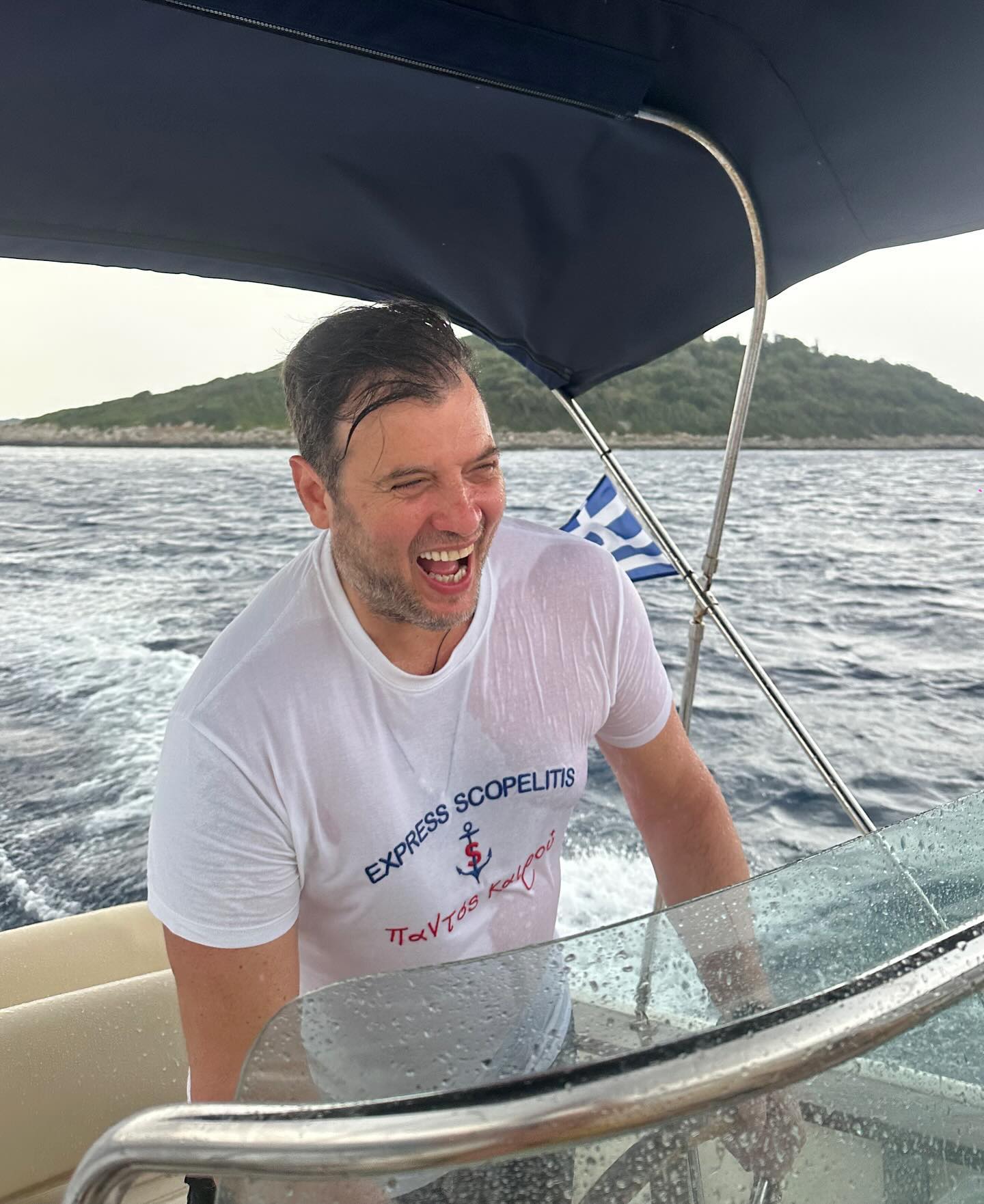 Ο Λάμπης Λιβιεράτος σε σκάφος με μπουρίνι