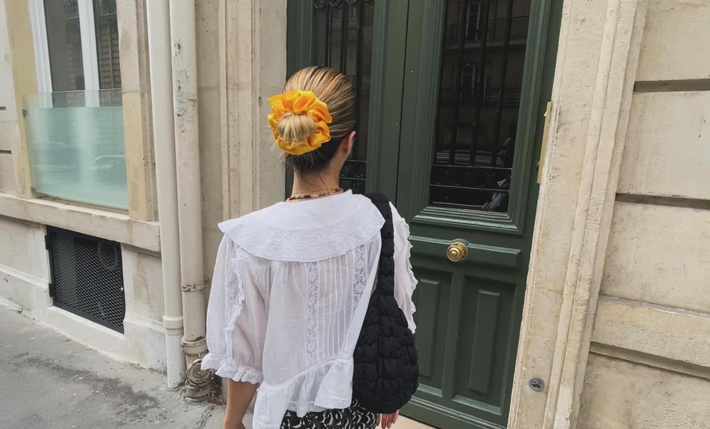 καλοκαιρινό σινιόν με scrunchie