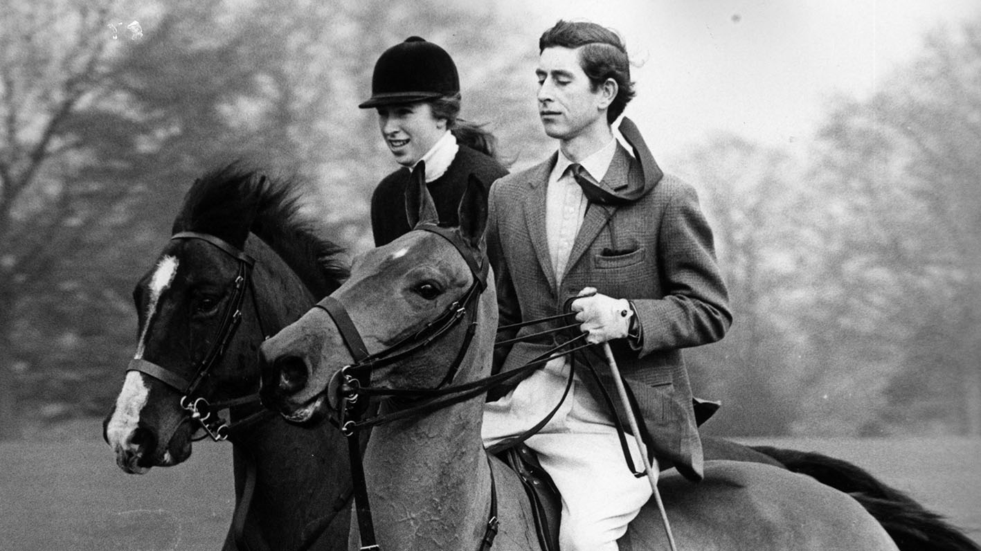 Απρίλιος του 1969, τα δύο αδέλφια ο πρίγκιπας Κάρολος και η πριγκίπισσα Άννα ενώ ιππεύουν τα άλογά τους στο Κάστρο του Windsor.