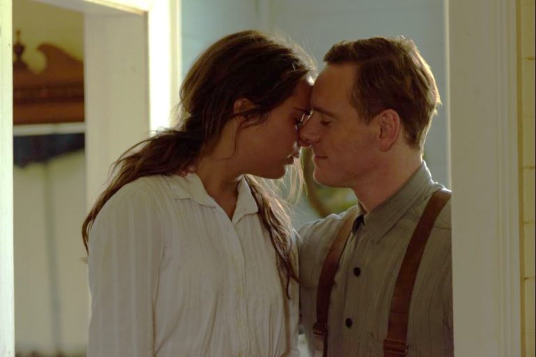 Ο Michael Fassbender και η Alicia Vikander στην ταινία "Το φως ανάμεσα στους ωκεανούς"