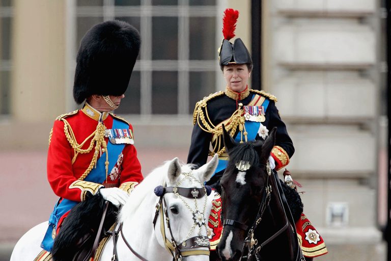 H πριγκίπισσα Anne the στις 11 Ιουνίου 2005 στο Λονδίνο, ενώ ιππεύει.