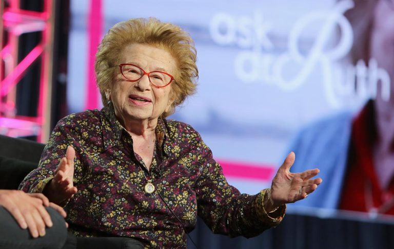 H Dr. Ruth Westheimer of 'Ask Dr. Ruth' μιλά στη σκηνή του Hulu Panel τον Φεβρουάριο 2019 στην Pasadena, της Καλιφόρνιας.