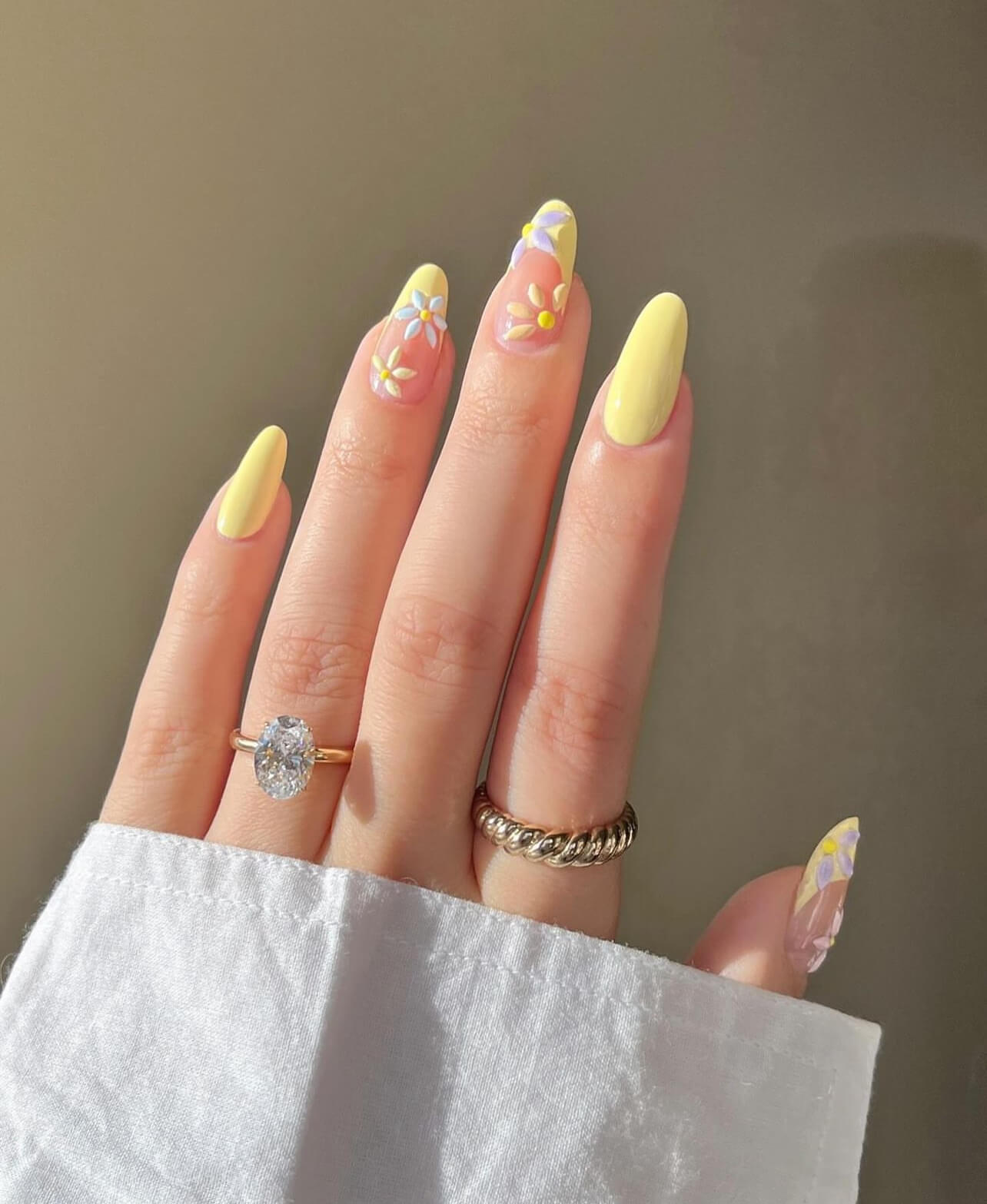 Butter yellow νύχια